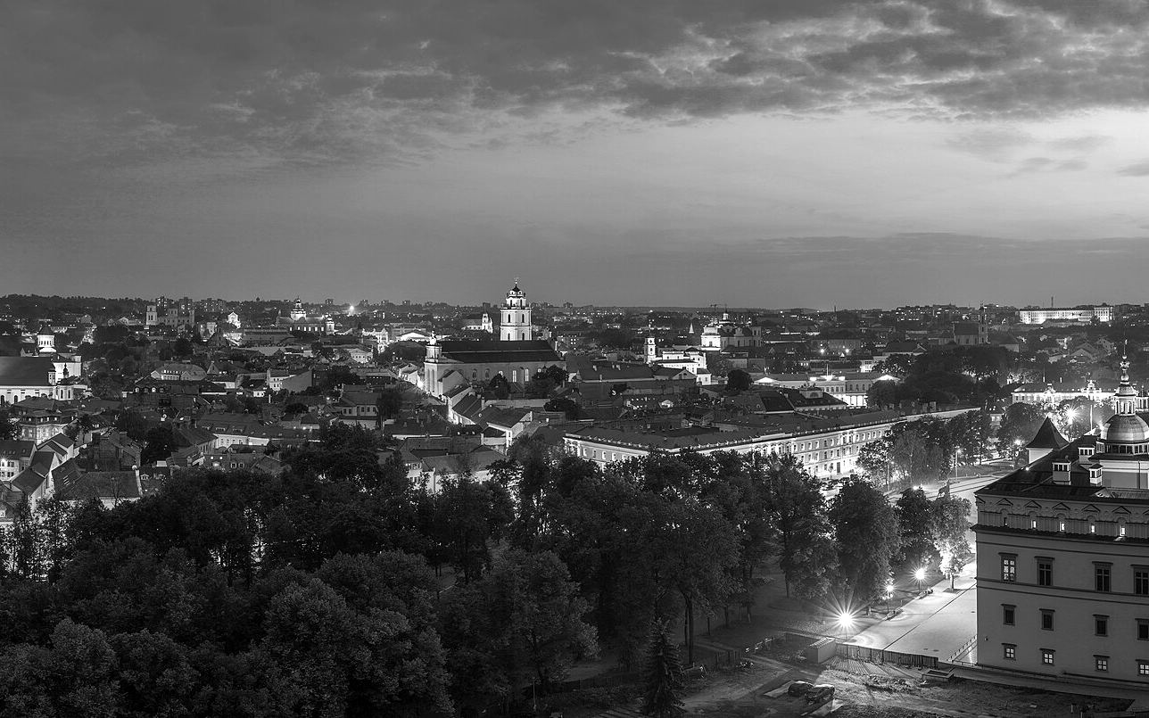 Vilniaus senamiestis sutemus, vaizdas nuo kalvos